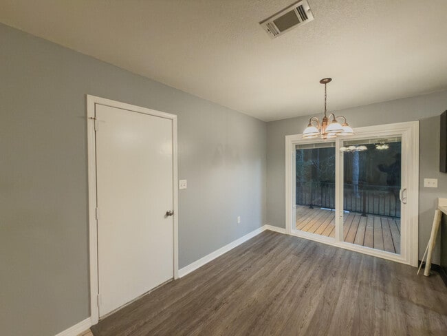 Photo - 209 Pinoak Ct W