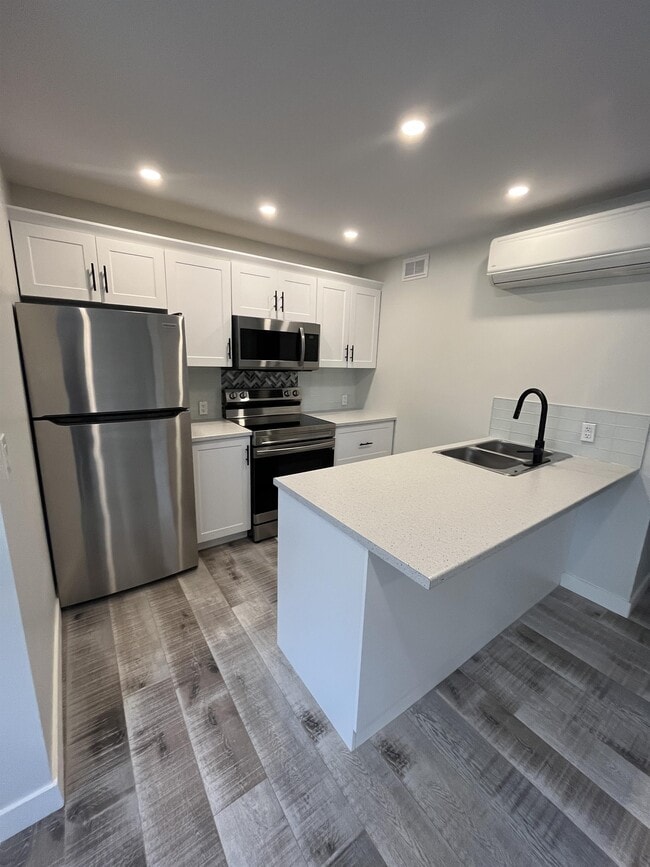 Building Photo - 1029 Burrows Ave