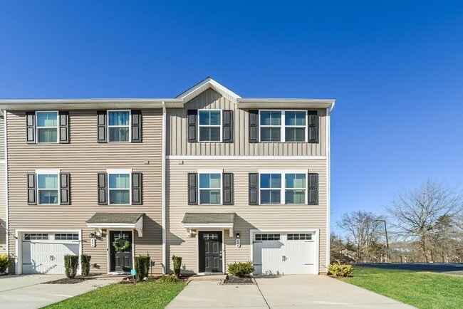 Building Photo - 804 Renee Ave