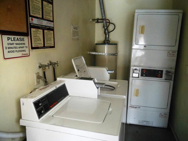 Lavandería - 6451 Kester Ave