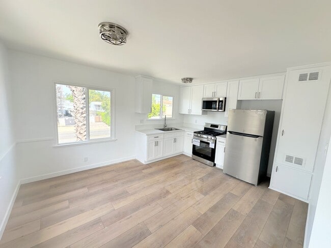 Photo - Gorgeous 2bd/1ba with washer/dryer and parking! Unit 14410 #4