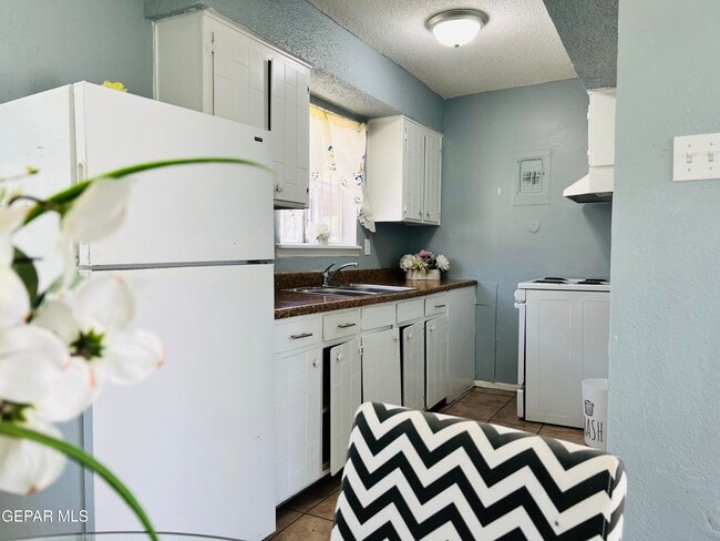 Photo - 8921 Kenneth St