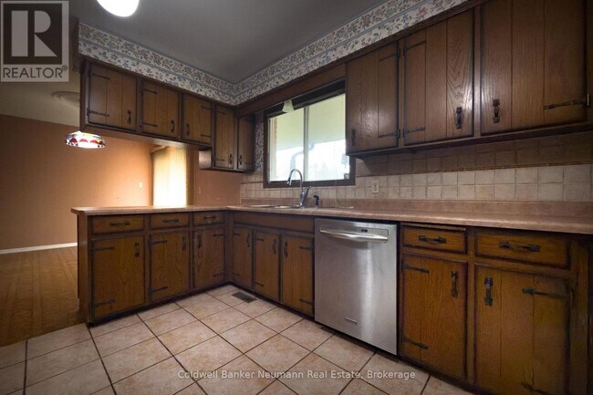 Photo - 4711 Watson Rd S