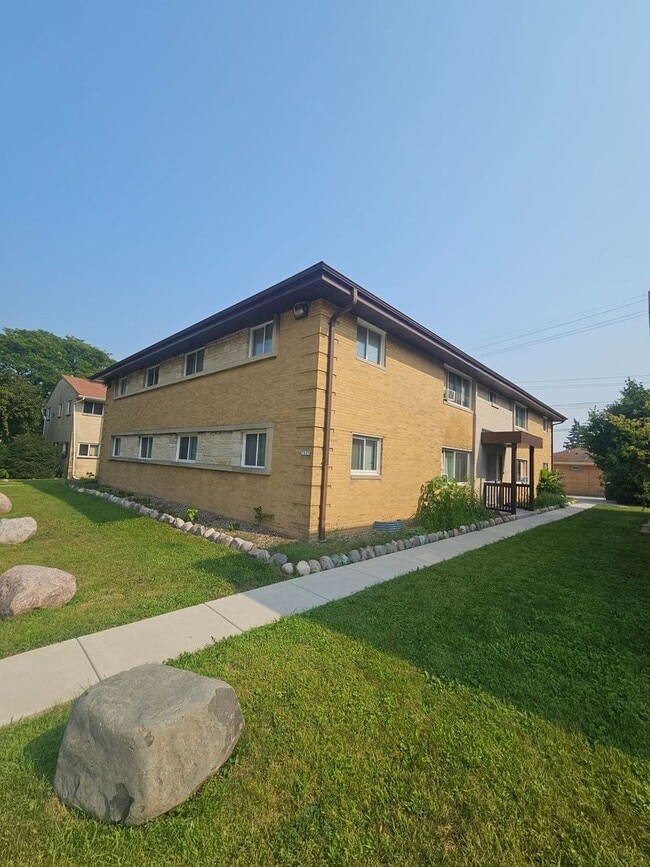 Building Photo - 7825 W Hampton Ave (8 Unit) Rental