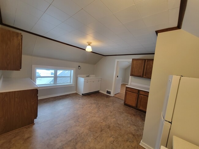 Kitchen - 106 N State St Unit 1/2