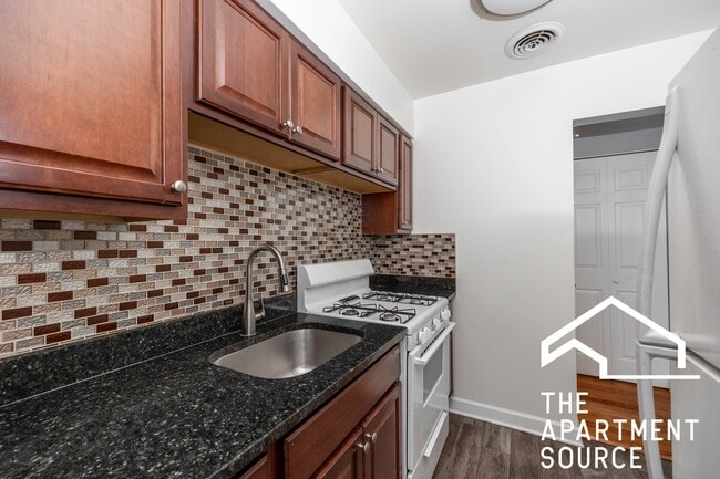 Photo - 6831 N Greenview Ave