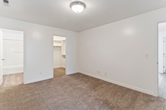 Dormitorio del propietario con baño y vestidor