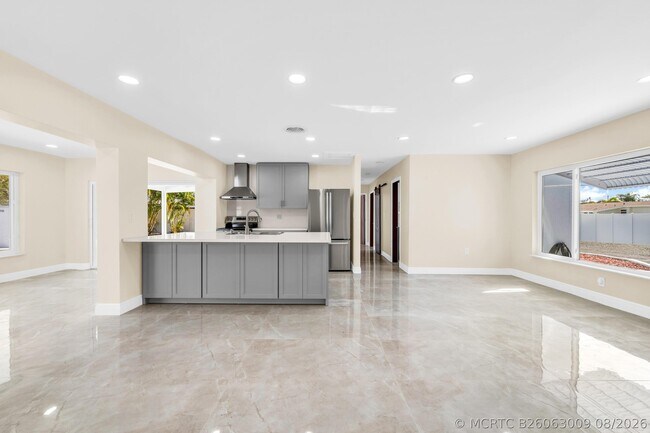 Photo - 461 NE 44th St
