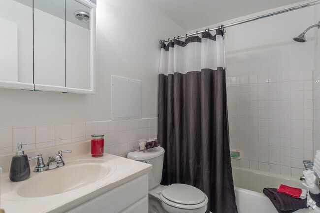 2BD 1BA 820 sq. ft. - Tower In The Park