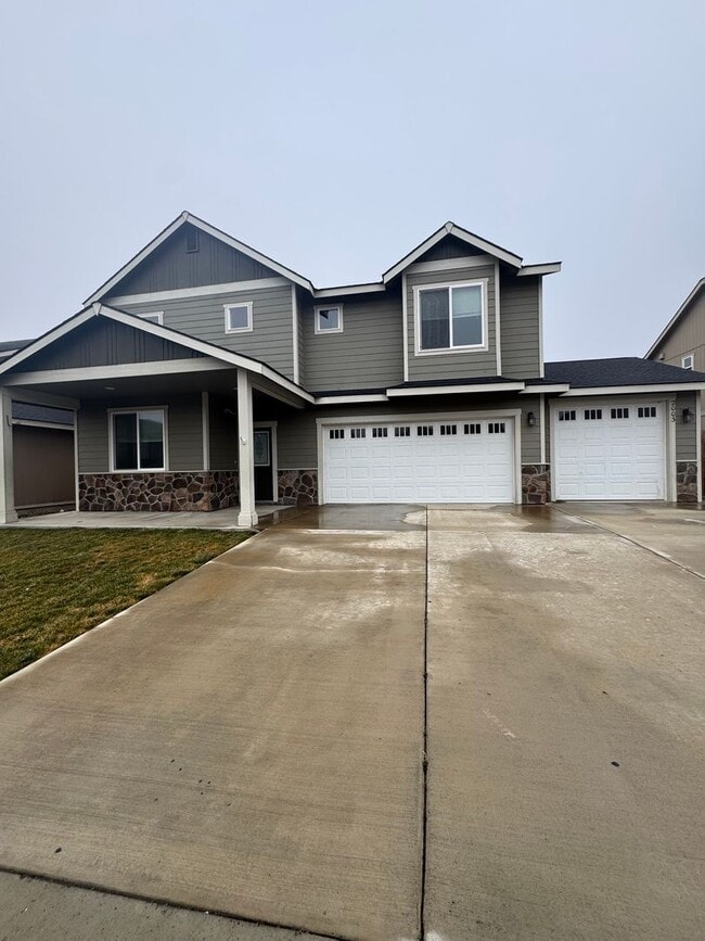 Building Photo - Spacious 5-Bedroom Home with Fenced Yard & Oversized Garage