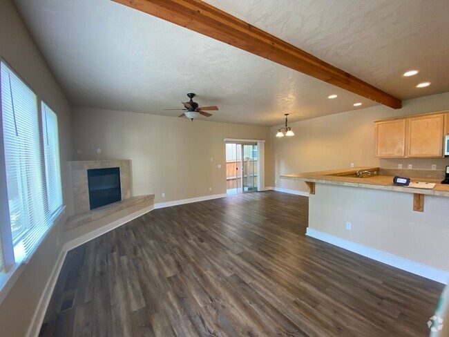 Building Photo - Spacious home close to Old Mill!