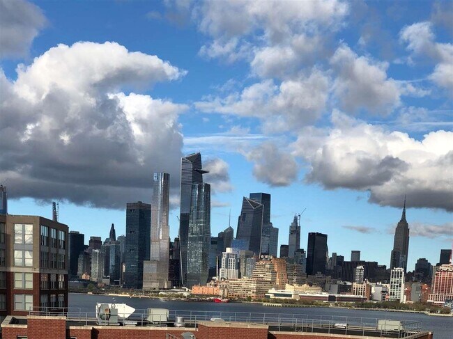 Building Photo - 1100 Maxwell Ln Unit 1006