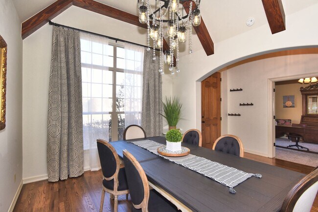 Photo - Executive Rental in JENKS Schools. Impecca...