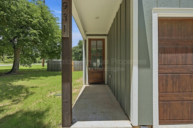 Photo - 931 W Collins St
