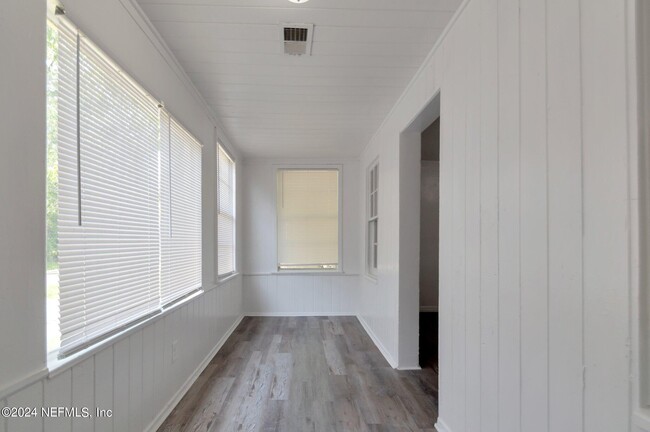 Photo - 859 W 28th St