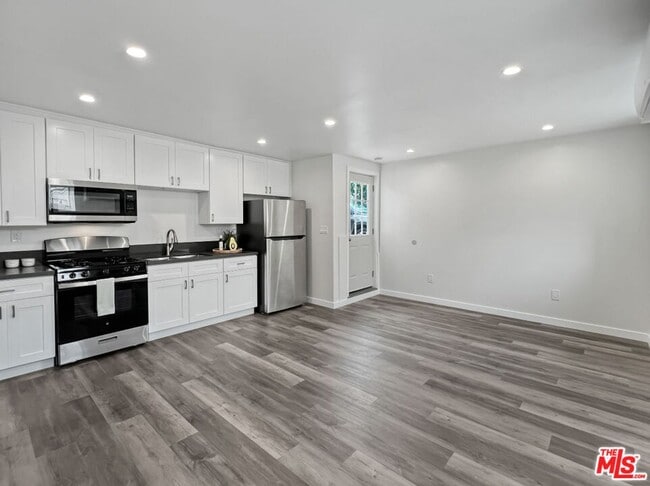 Building Photo - Peaceful 1 Bedroom Garden-Level Apartment ... Unit Glenalbyn