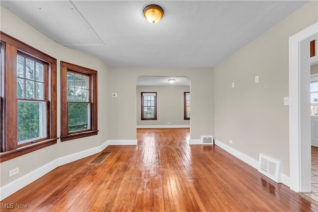 Photo - 221 E 266th St