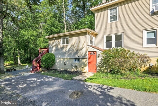 208 Hartford Rd