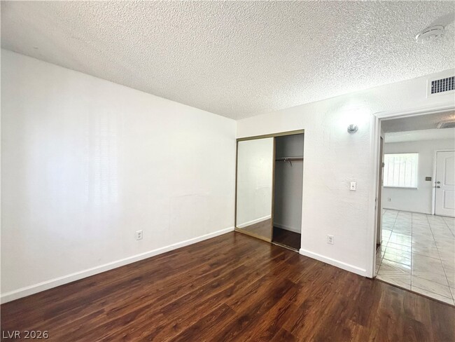 Building Photo - 3427 E Cheyenne Ave Unit A