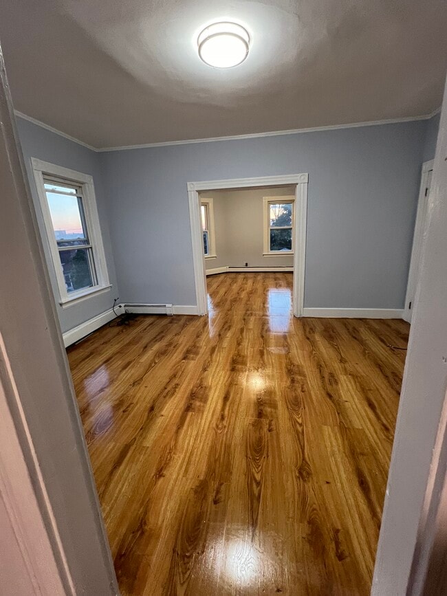 Building Photo - 29 Oak St Unit Large 3 Bedroom Apartment