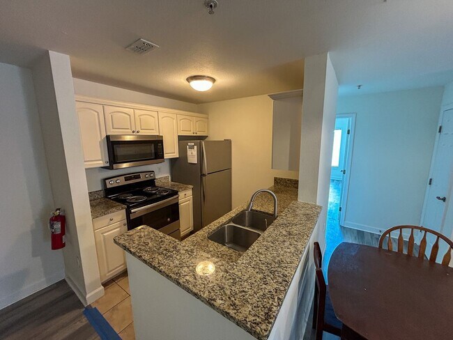 Photo - Oxford Terrace II #404 - Walk to UF and So... Unit 404