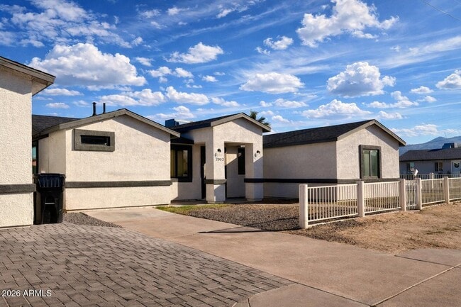 Building Photo - 2002 E St Anne Ave