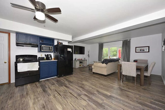 Building Photo - 217 NW Barstow St Unit C