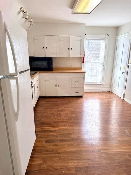 Photo - 674 St Charles St