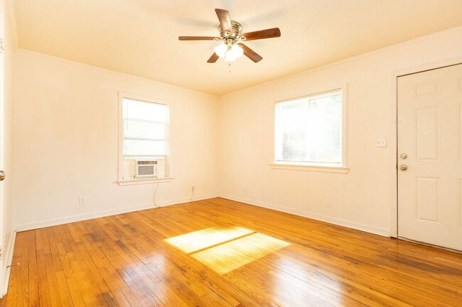 100 James St Unidad B