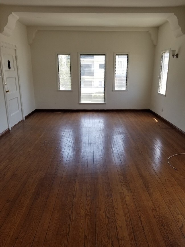 Photo - 855 S Shenandoah St Unidad 4