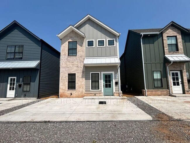 Photo - 608 W 2nd St