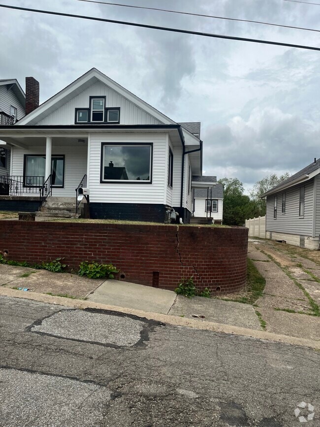 Building Photo - 133 N Forest Ave Rental