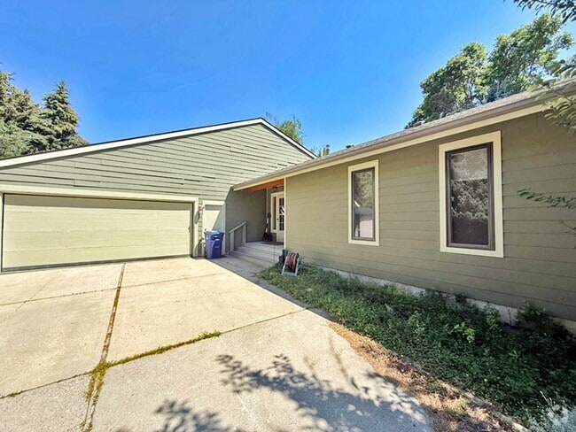 Building Photo - Private and Quiet Six Bedroom Home on 1 Ac...