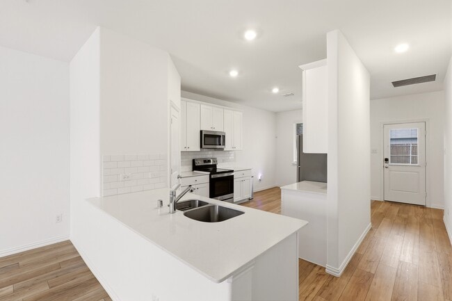 Kitchen - 5105 Greywing Dr