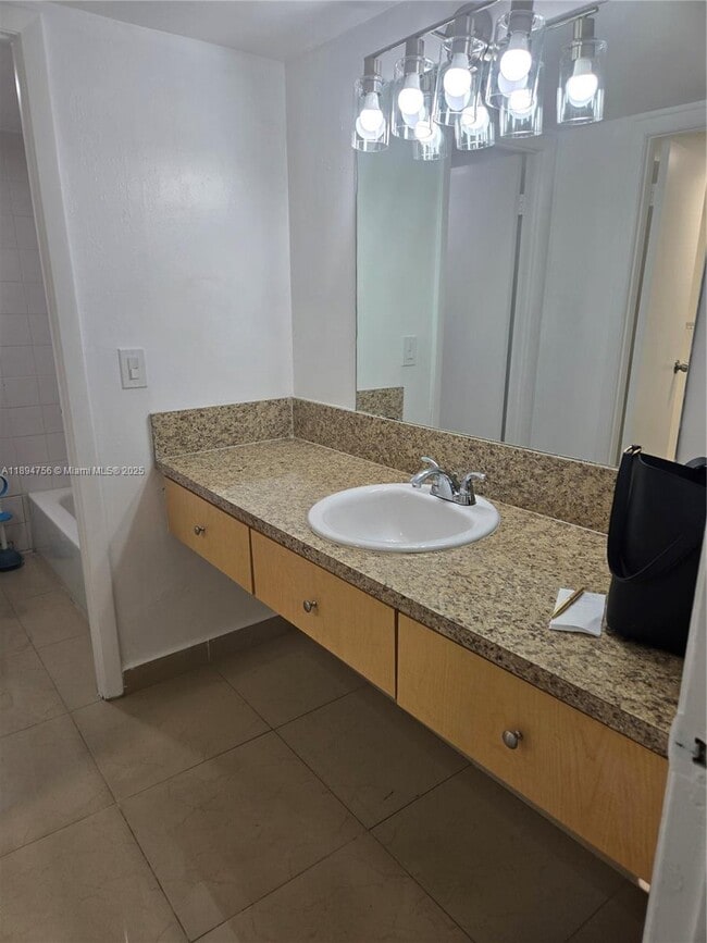 Photo - 4675 W 18th Ct Unidad 606