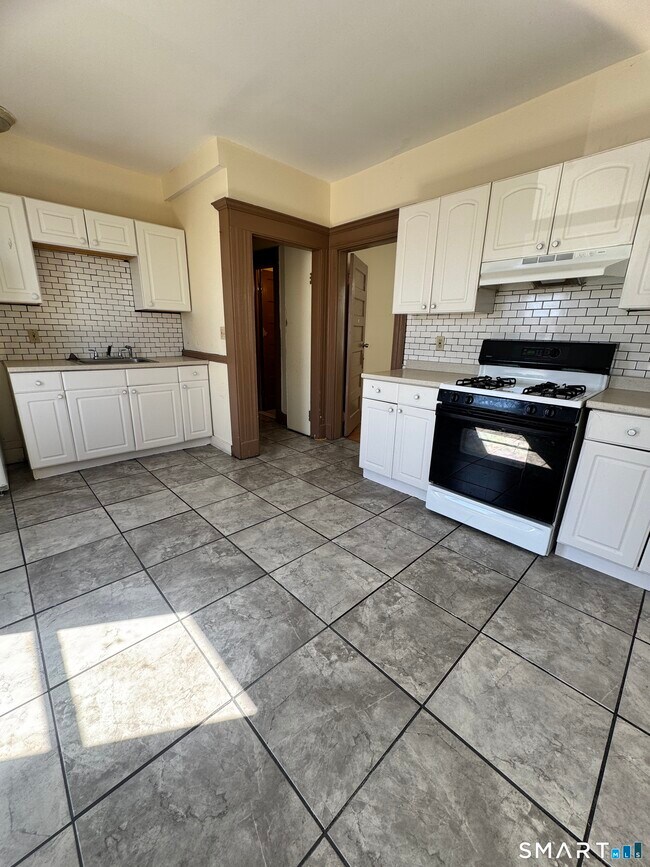 Building Photo - 654 Highland Ave Unit 2