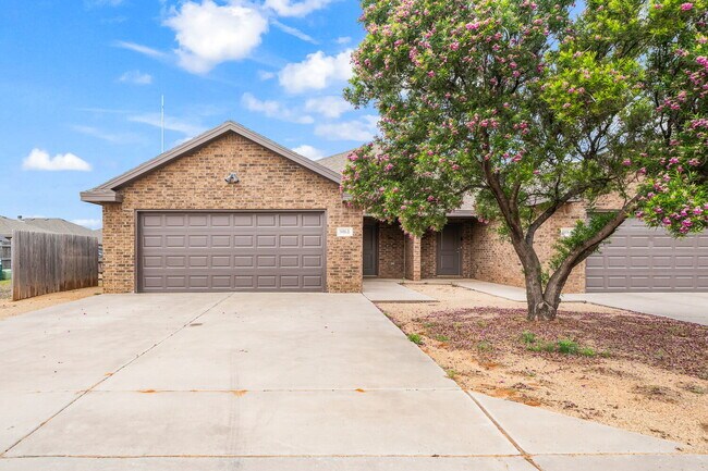 Beautifully Updated 3-Bed, 2-Bath, 2-Car G... - Beautifully Updated 3-Bed, 2-Bath, 2-Car G... Apartment Unit B