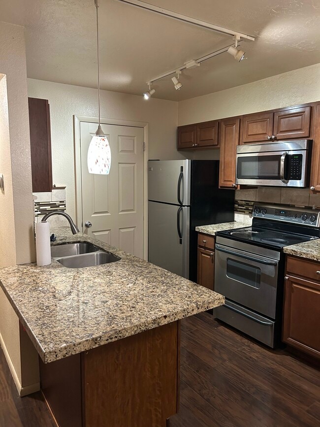 Updated Kitchen with Granite Counters - 1221 E Waterside Cv Unit 33