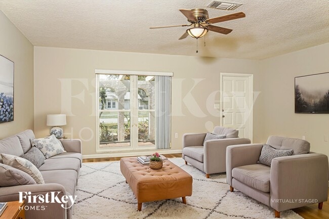 Photo - 833 Weeburn St