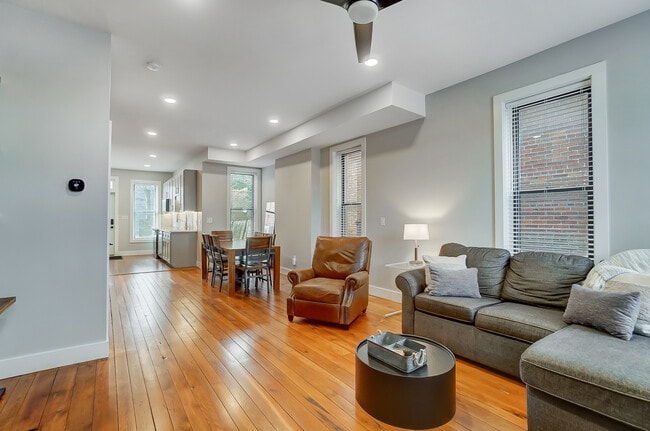 Photo - 731 Hamlet St