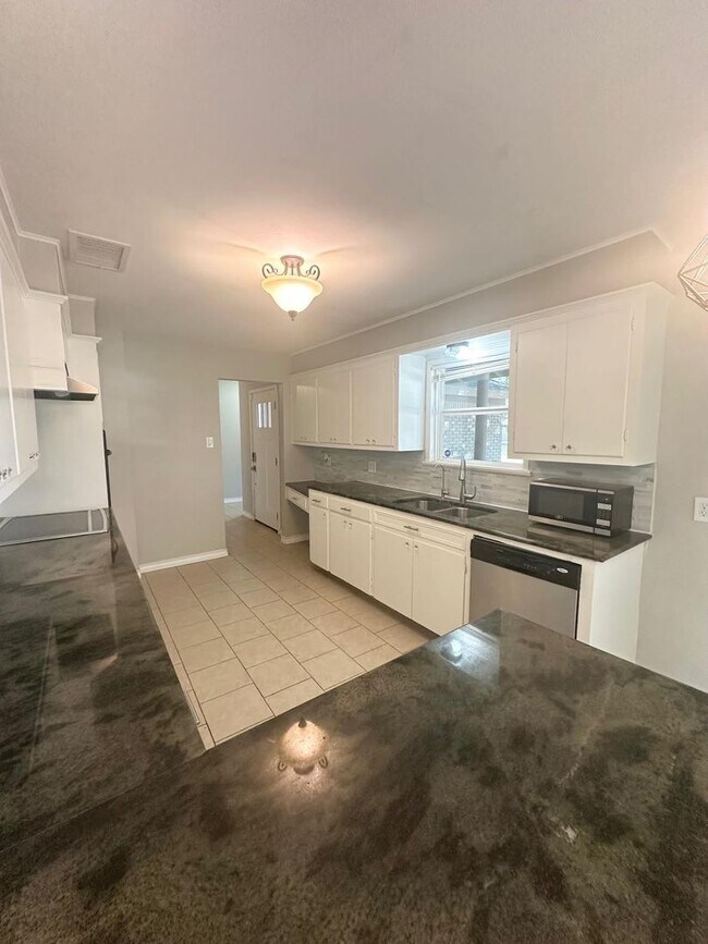 Photo - 3 Bed 2 Bath Ready to Rent ASAP! Fully remodeled bathrooms!