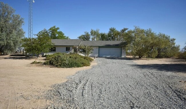 Photo - 3Bed, 2Bath **ON 2.5 ACRES!** Internet Paid.