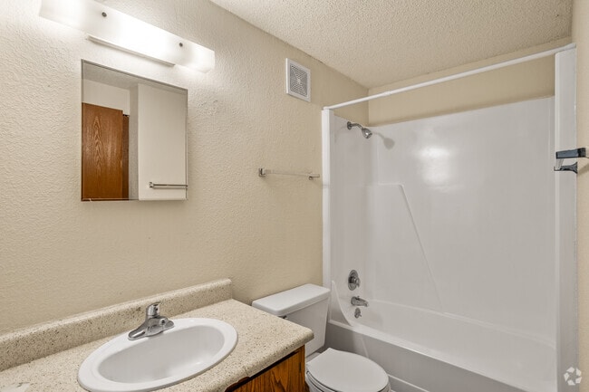 1BR, 1BA - 576SF - Bathroom