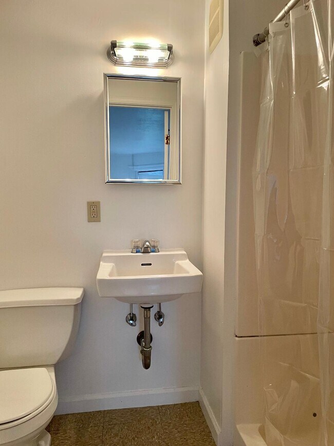 1064 Beacon St Unidad 14