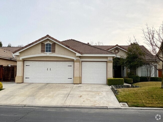 Building Photo - $2,450 Beautiful 3 Bedroom Home In  The Qu...
