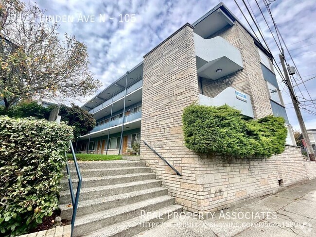 Building Photo - Spacious 1-Bed Close to Green Lake! Ample ... Unit 105 Rental