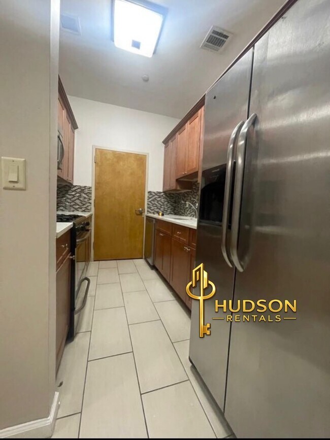 50 Oak St 102