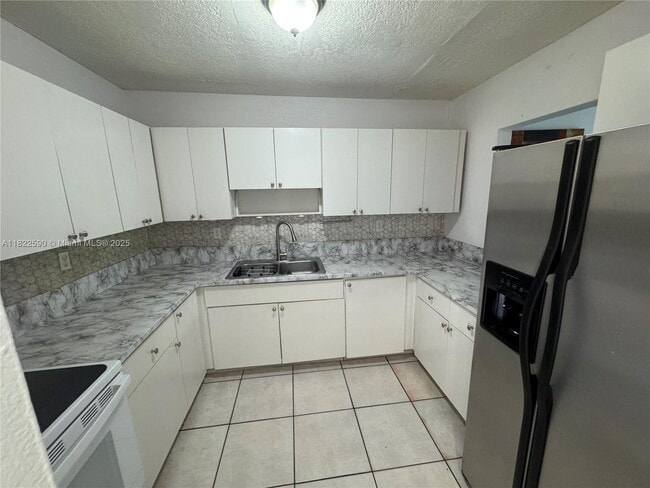 Photo - 1085 W 68th St Unidad 307 Rental