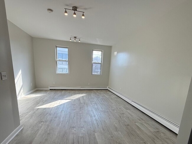Building Photo - 86 Bleecker St Unit 2 Left Rental