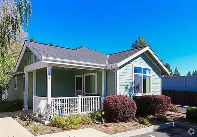 Building Photo - 2 bedroom, 1 bath close to Grass Valley do... Rental